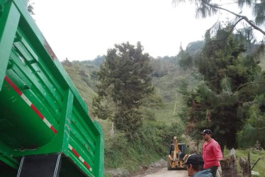 Foto | Cortesía | LA PATRIA La comunidad patrocinó la pavimentación de la vía, se cansaron de esperar respuesta de las autoridades.