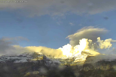 El volcán Nevado del Ruiz, visto ayer desde la cámara del SGC en el sector del cerro Piraña y río Azufrado.