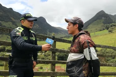 La Policía Nacional visita las zonas aledañas del volcán Nevado del Ruiz.