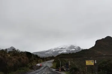 El Volcán Nevado del Ruiz visto esta mañana de domingo desde el sector de El Sifón, en la vía Manizales-Murillo. 