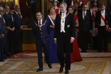 Los reyes de España, Felipe VI y Letizia, el presidente de Colombia, Gustavo Petro, y su esposa, Verónica Alcocer, a su llegada a la cena de gala ofrecida por los monarcas españoles en el Palacio Real.