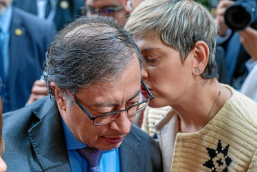 Gustavo Petro, presidente de Colombia, junto a su esposa, Verónica Alcocer, primera dama de la nación.