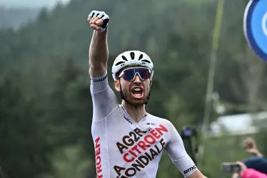 El ciclista francés Aurelien Paret Penitre del equipo Ag2r Citroen celebra después de cruzar la línea de meta y ganar la cuarta etapa del Giro de Italia, de 175 km desde Venosa hasta Lago Laceno, Italia.