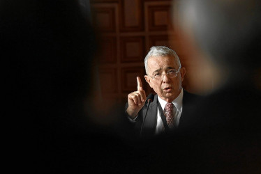 Foto | EFE | LA PATRIA  El proceso que se sigue contra el expresidente Álvaro Uribe por presunto soborno de testigos se mantiene en pie.