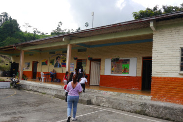 Docente y alumnos de la escuela Antonio Nariño, de Chinchiná, se preparan para afrontar una erupción del Ruiz. 