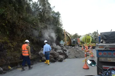 Volcán Cerro Bravo, emisión de gas y vapor 