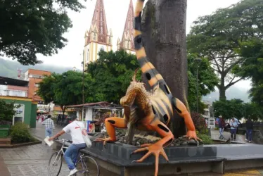 Una iguana negra con naranja es el nuevo atractivo del parque de Bolívar de Chinchiná.