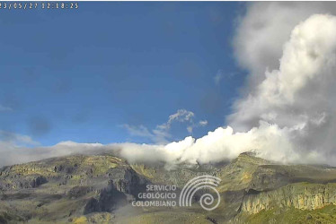 Así lucía en la mañana el volcán Nevado del Ruiz. Imagen captada desde la cámara de monitoreo ubicada en el sector del cerro Piraña y el río Azufrado.