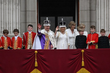 El rey Carlos III y la reina consorte Camila de Reino Unido saludan desde el balcón del Palacio de Buckingham a los ciudadanos, luego de la ceremonia de coronación celebrada en la Abadía de Westminster en Londres. La última coronación fue la de la reina Isabel II hace 70 años, tras la muerte de su padre el rey Jorge VI.