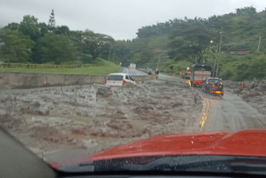 El Cuerpo Oficial de Bomberos y la Unidad de Gestión del Riesgo de Manizales acudieron al sitio para remover los escombros.