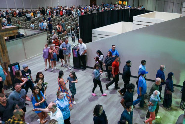 La gente sale de la vigilia en recuerdo de las víctimas que murieron durante el tiroteo masivo en el Allen Premium Outlet Mall en la Iglesia Cottonwood Creek en Allen, Texas.