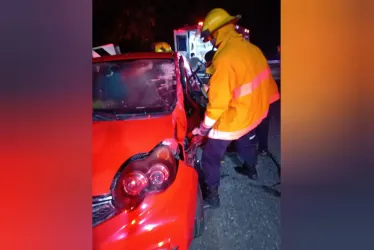 Las maniobras para sacar al conductor que quedó atrapado en su vehículo en Mesones, vía Manizales-Bogotá. 