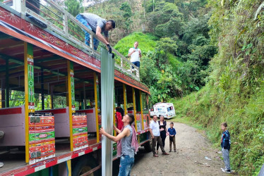 Foto | Cortesía | LA PATRIA Miembros de la comunidad salieron a la carretera a recibir las ayudas de las autoridades.  Algunas de las familias afectadas volvieron a sus casas después de techarlas, de nuevo. 