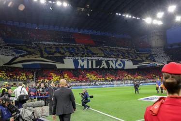 El partido, más allá de la instancia de la competencia en la que se jugó, fue especial por la fuerte rivalidad entre dos grandes e históricos equipos que comparten patio. La escenografía montada por los aficionados del Inter, hoy visitantes, en las gradas.