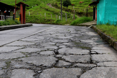 El carril de subida hacia el hospital local San Juan de Dios presenta resquebrajamiento y filtración de agua de los potreros vecinos. En un tramo de 50 metros, el pavimento está acabado y como se trata de una curva, los transeúntes y conductores explican que el peligro aumenta. 