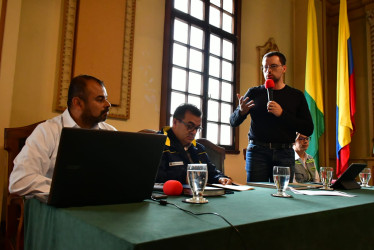 El gobernador, Luis Carlos Velásquez (derecha), junto al director de la UNGRD, Olmedo López (centro), y el jefe de Gestión del Riesgo del departamento, Félix Ricardo Giraldo.