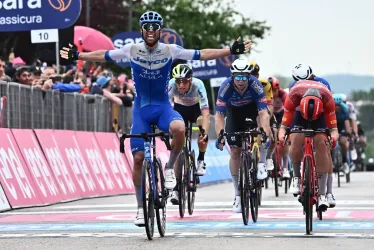 El ciclista australiano Michael Matthews del equipo Team Jayco Alula cruza la línea de meta para ganar la tercera etapa del Giro de Italia 2023, en 213 km desde Vasto hasta Melfi.