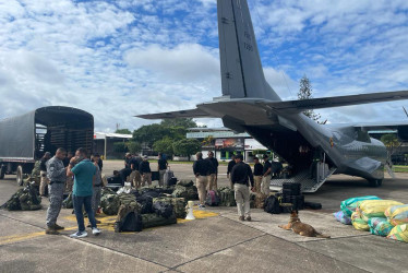 Fotografía cedida por la Aerocivil que muestra a soldados y rescatistas antes de partir en la búsqueda de LA aeronave Cesna 206.