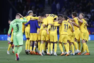 Los jugadores del FC Barcelona celebran proclamarse campeones de LaLiga española tras ganarle al Espanyol este domingo en el RCDE Stadium de Cornellá de Llobregat (Barcelona).