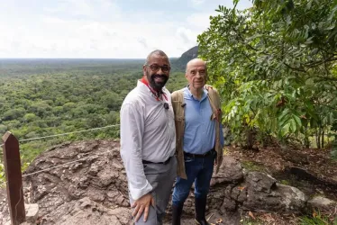 El ministro británico de Asuntos Exteriores, James Cleverly (i), junto al canciller colombiano, Álvaro Leyva