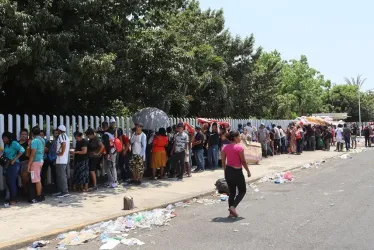 Migrantes hacen fila para tramitar documentos en Tapachula, estado de Chiapas (México).