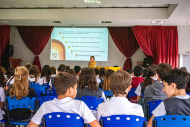 Estudiantes de secundaria del colegio Granadino participaron en talleres sobre salud mental y vida saludable.