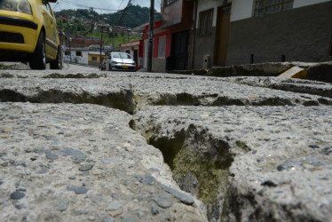 En los barrios de la ciudad, los residentes y transeúntes denuncian huecos nuevos, antiguos y su falta de arreglo. Desde la Alcaldía informan que el mantenimiento comenzará en junio. Cansados de esperar, en la mayoría de los casos, la comunidad patrocina y enmienda provisionalmente. En La Asunción hay uno de 2 metros de largo que atraviesa ambos carriles y que obligatoriamente pone lento el tráfico. Es uno de muchos. 