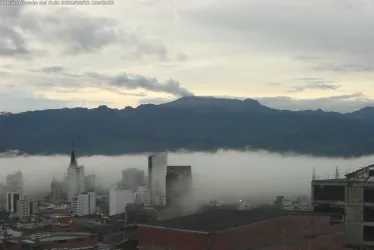 El volcán Nevado del Ruiz visto esta mañana de lunes desde el Observatorio Vulcanológico y Sismológico de Manizales, en Chipre. 