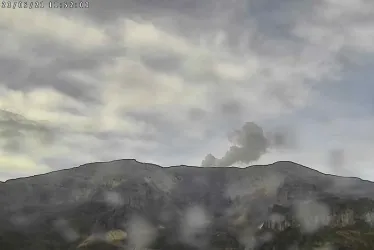 El volcán Nevado del Ruiz este domingo desde el sector del cerro Piraña y el río Azufrado.