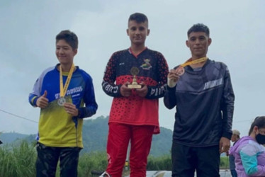 Estudiantes del Santa Teresita participando en competencia de BMX.