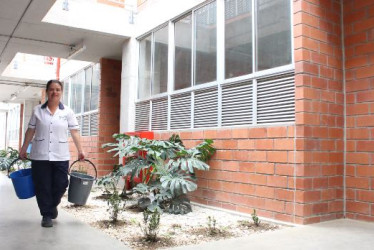 145 estudiantes de la sede principal del colegio Crisanto Luque, del corregimiento de Samaria (Filadelfia) estuvieron allí 45 días sin agua. Ayer, ante una tutela, ordenaron pasar a los alumnos a la sede principal. Marilyn Aristizábal Orozco, de servicios generales, debió cargar el líquido en baldes para el aseo de baños y otros espacios.