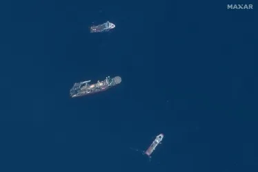 Una imagen satelital proporcionada por Maxar Technologies muestra las operaciones de búsqueda y rescate asociadas con el sumergible Titan desaparecido cerca de los restos del Titanic en el Océano Atlántico, el 22 de junio de 2023.