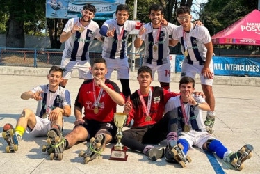 Los campeones. Arriba, de izquierda a derecha: Camilo Buitrago Cataño, Daniel Salazar Giraldo, David Ocampo Salazar y Miguel Ángel López Cardona. Abajo, sentados, de izquierda a derecha: Miguel Andrés Martínez Cardona, Juan Camilo Giraldo Bueno (portero), Mateo López Salazar (portero) y Julián Gil Mayorquín.