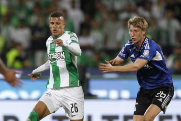 El caldense Nelson Deossa (izquierda), de Atlético Nacional, disputa el balón con Andrés Llinás, de Millonarios. Imagen del partido de ida, disputado el martes en Medellín.