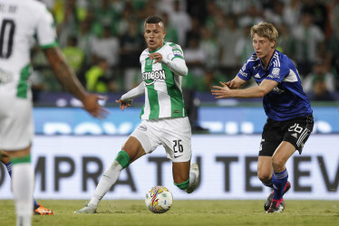 El caldense Nelson Deossa (izquierda), de Atlético Nacional, disputa el balón con Andrés Llinás, de Millonarios.