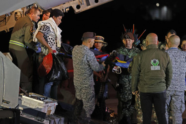 Sobre las 12:30 a.m. de este sábado los niños rescatados llegaron a Bogotá, donde fueron trasladados al Hospital Militar Central.