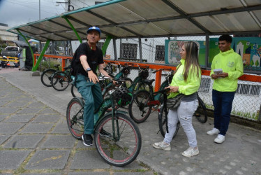 El servicio opera desde las 7:00 a.m hasta las 6:00 p.m. (hasta esa hora se presta la última bicicleta) y los sábados de 7:00 a.m a las 12:00 p.m. En la foto José Fabio Gómez Rodríguez, quien celebró el restablecimiento del servicio, ya que le tocaba venirse a pie desde el sector de La Rambla hasta la estación de bicicletas en Fundadores.