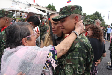 Los jóvenes reclutas recibieron las armas de sus familias, tras dos meses de prestar servicio.