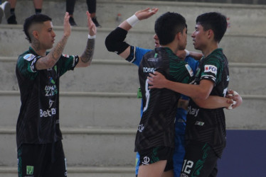 Celebración de uno de los dos goles de Cristian Torres en el juego que la U. de Manizales le ganó 5-4 a Icsin del Valle del Cauca.