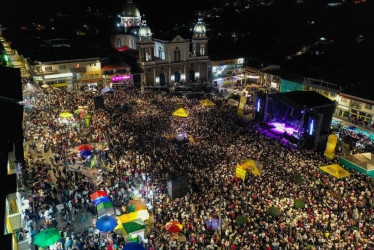  Así lució la Plaza de Bolívar de Manzanares anoche durante la presentación de Nelson Velásquez Así lució la Plaza de Bolívar de Manzanares anoche durante la presentación de Nelson Velásquez