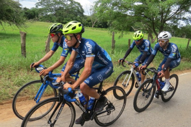 Los pedalistas de Supergiros Alcaldía de Manizales - Gobernación de Caldas - Susuerte ruedan por vías de Yopal (Casanare).