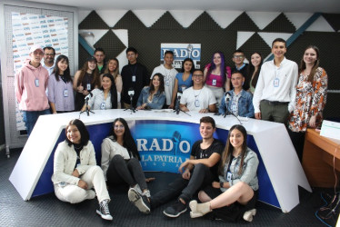 Los jóvenes tras recibir sus certificados de participación en el taller de Periodista por una Semana.