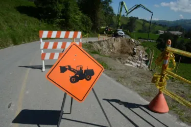 La vía de acceso a la vereda Gallinazo, de Villamaría, está siendo intervenida con obras de estabilidad, drenaje y pavimento. Los huecos y el mal estado en el que estaba la calzada hacían intransitable un tramo de dos kilómetros. Adecuarán además una cicloruta para biciusuarios.