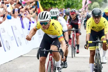 Miguel Ángel "Supermán" López en el remate de la segunda etapa de la Vuelta a Colombia.