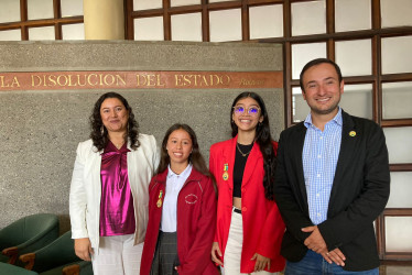 De izquierda a derecha, la secretaria de Educación de Caldas, Diana María Cardona; Elizabeth Manuela Díaz, alumna de la Normal del Sagrado Corazón de Riosucio; Alba Sofía Vargas, estudiante del colegio Santa Luisa de Marillac de Villamaría, y el secretario Privado de la Gobernación, Jorge William Ruiz.