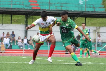 Acciones del partido entre las selecciones de Caldas (verde) y Bolívar. 