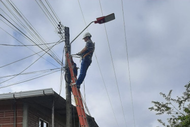 Después de tres meses de espera, la calle 3N con carrera 4 del barrio Lucila Duque de Pácora se iluminó de nuevo. La Alcaldía del municipio atendió la queja de la comunidad y arregló el daño del alumbrado público. 