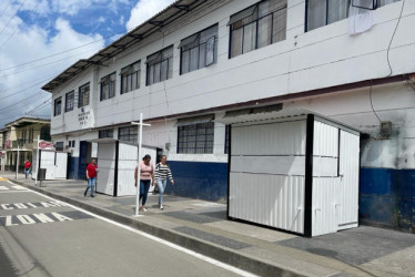 Cuatro casetas ubicadas en un andén del colegio Pío XI, de Aranzazu, generaron polémica durante este semestre. Las construyeron, las demolieron y las volvieron a hacer. La comunidad, desde un principio, se quejó porque le tapaban la luz natural al plantel y porque no correspondían al diseño socializado. 