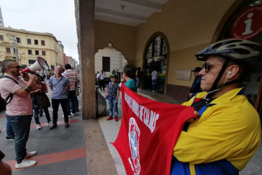 El sindicato de maestros Educal efectuó ayer un plantón, con unos 25 asistentes, en la Plaza de Bolívar de Manizales para exigir el pago del retroactivo de lo que va del 2023, correspondiente al aumento salarial del 2023.