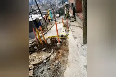 En el barrio El Carmen de manizales reparan luminarias y tapan huecos 